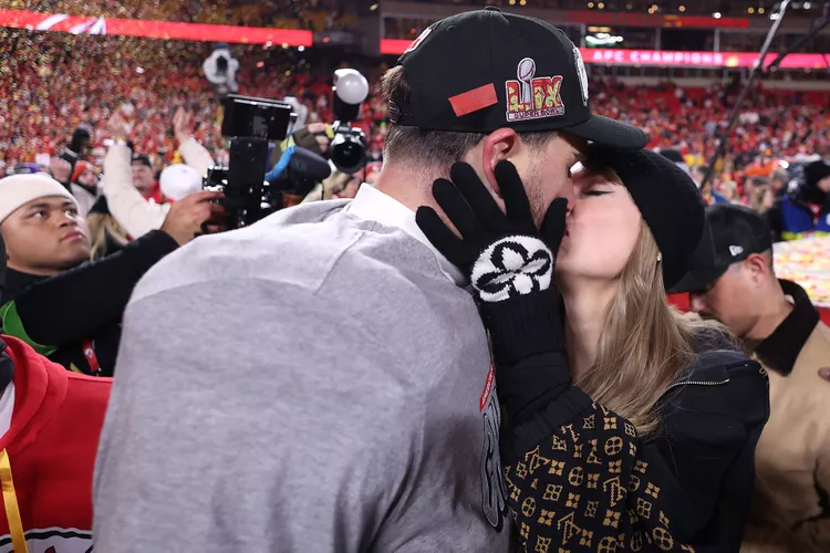 Taylor Swift Kisses Travis Kelce After Chiefs’ Super Bowl Win