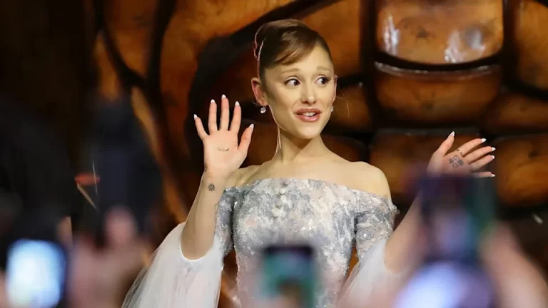 Ariana Grande Quietly Calms Photographers at Wicked Premiere
